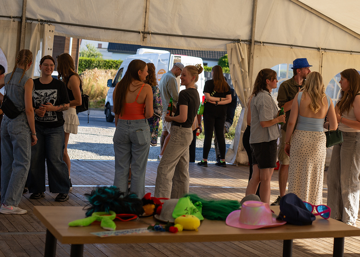 Angeregte Gespräche beim Sommerfest 2026