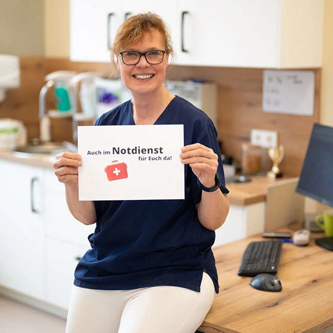 Person hält ein Schild mit der Aufschrift „Talente fördern!“.